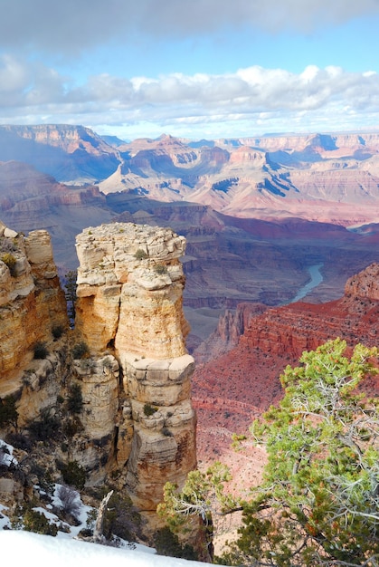 Vista panoramica del Grand Canyon in inverno con neve