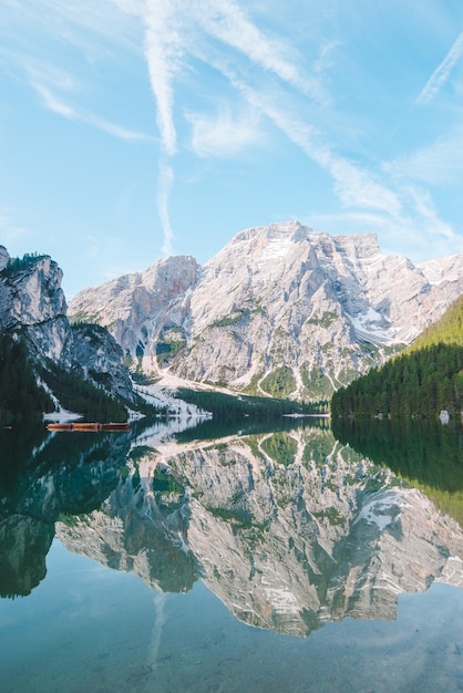 Vista panoramica del lago alpino