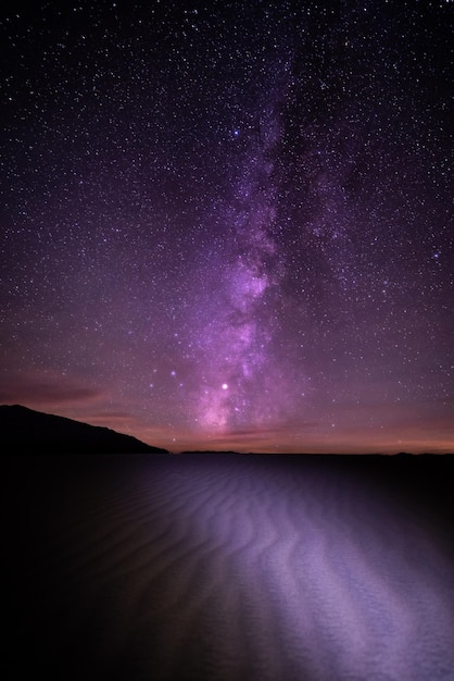 Vista panoramica del lago contro il campo stellato di notte