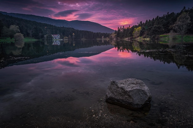 Vista panoramica del lago contro il cielo al tramonto