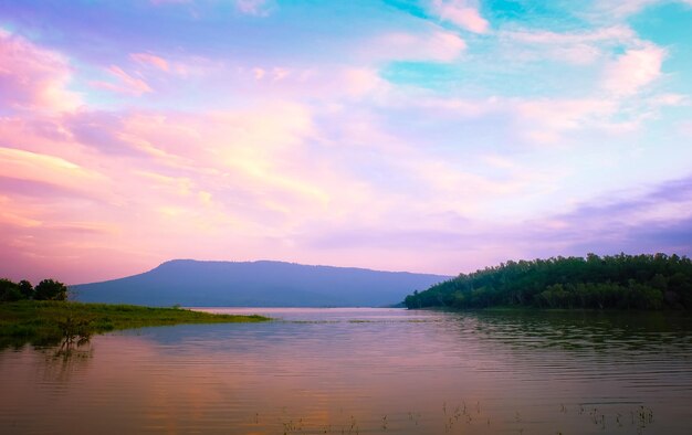 Vista panoramica del lago contro il cielo al tramonto