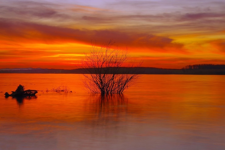 Foto vista panoramica del lago contro il cielo arancione