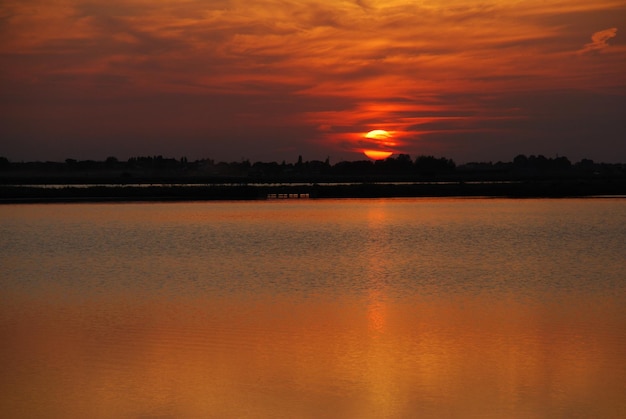 Vista panoramica del lago contro il cielo durante il tramonto