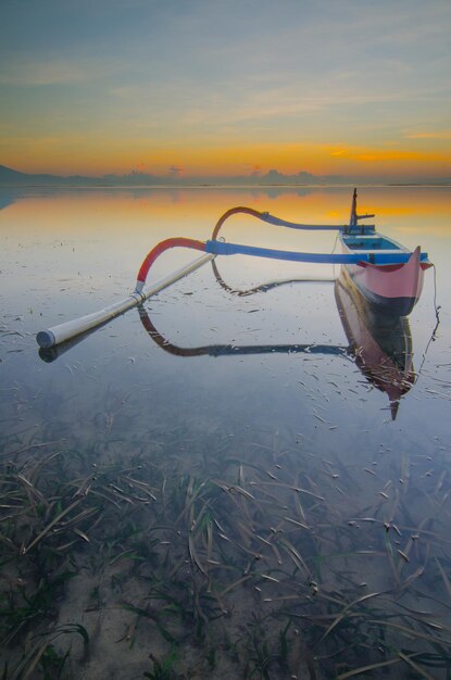 Vista panoramica del lago contro il cielo durante il tramonto