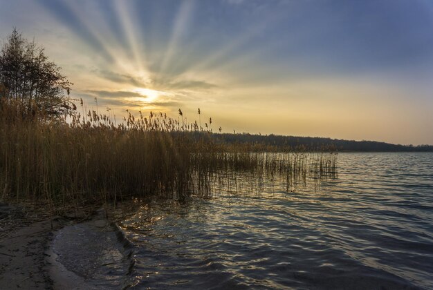 Vista panoramica del lago contro il cielo durante il tramonto