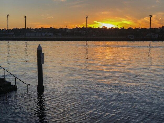 Vista panoramica del lago contro il cielo durante il tramonto