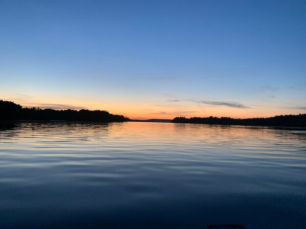 Vista panoramica del lago contro il cielo durante il tramonto