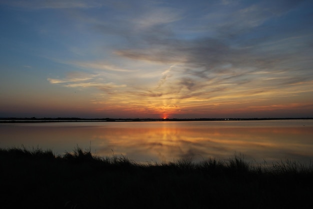 Vista panoramica del lago contro il cielo durante il tramonto