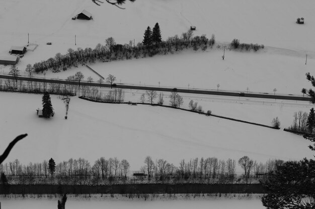 Vista panoramica del lago contro il cielo durante l'inverno