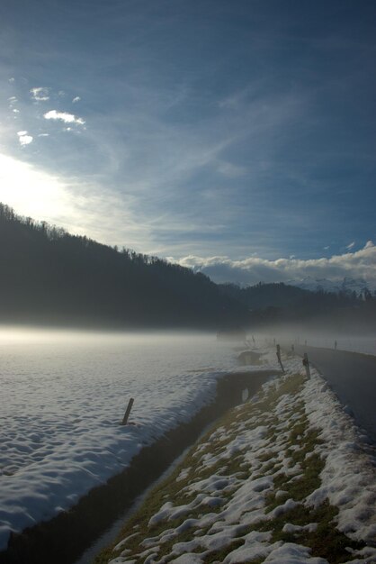 Vista panoramica del lago contro il cielo durante l'inverno