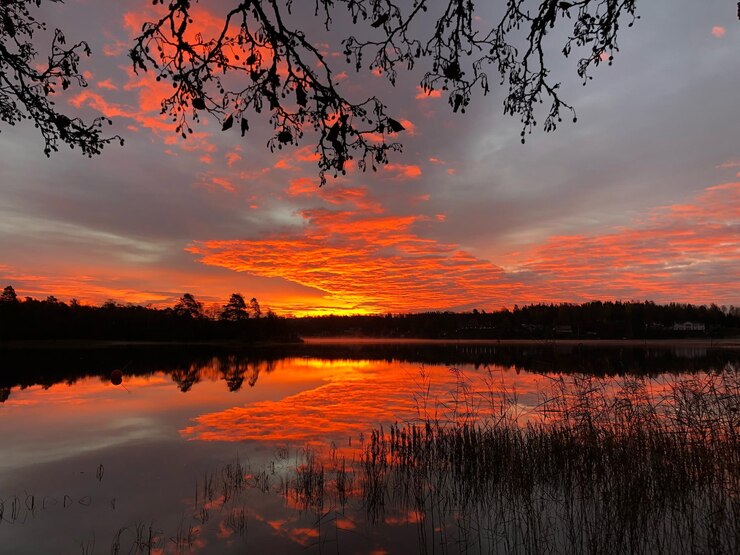 Foto vista panoramica del lago contro il cielo romantico al tramonto
