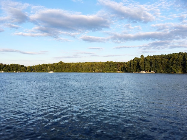 Vista panoramica del lago contro il cielo