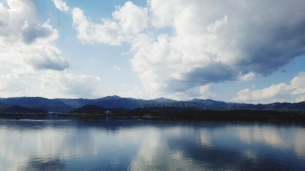 Vista panoramica del lago contro il cielo