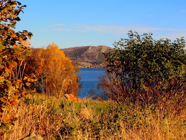 Vista panoramica del lago contro il cielo