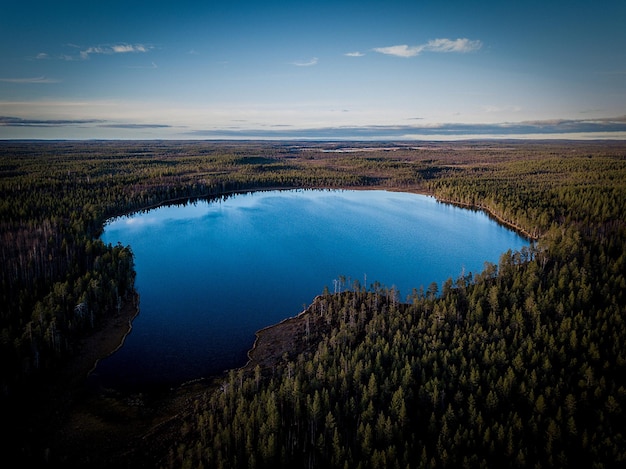 Vista panoramica del lago contro il cielo