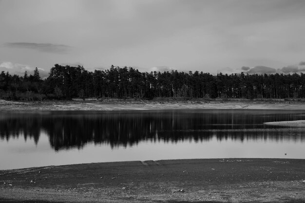 Vista panoramica del lago contro il cielo