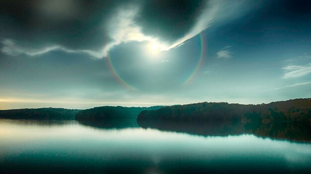 Vista panoramica del lago contro l'arcobaleno nel cielo