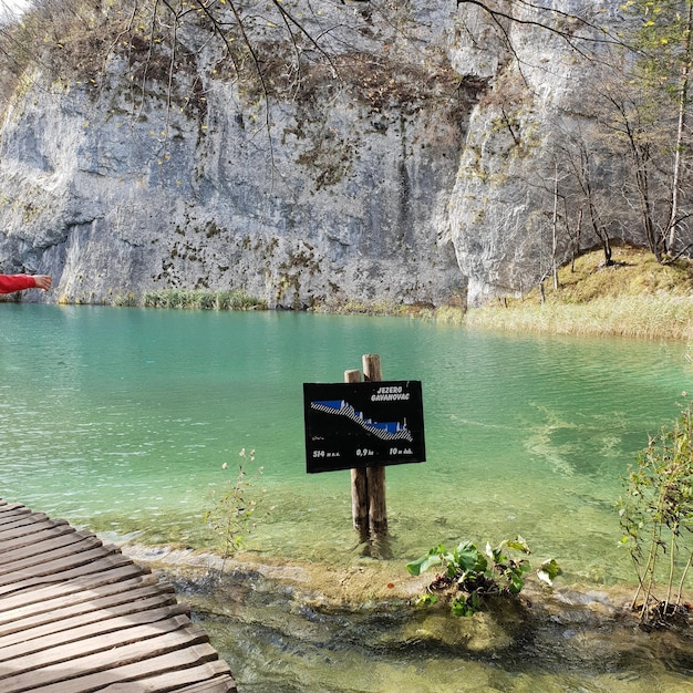 Vista panoramica del lago contro la formazione rocciosa