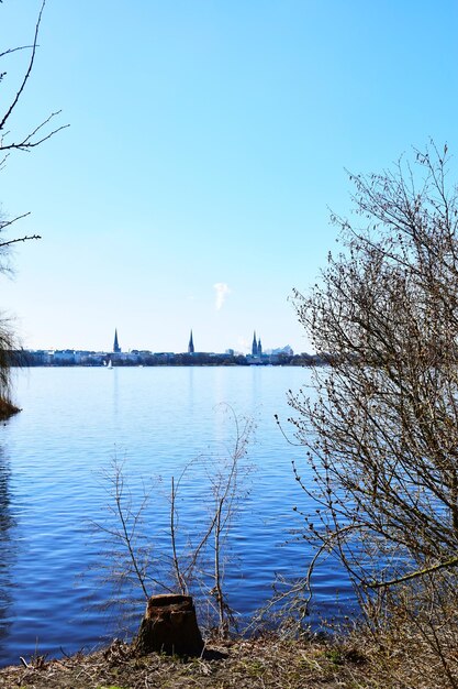 Vista panoramica del lago contro un cielo blu limpido