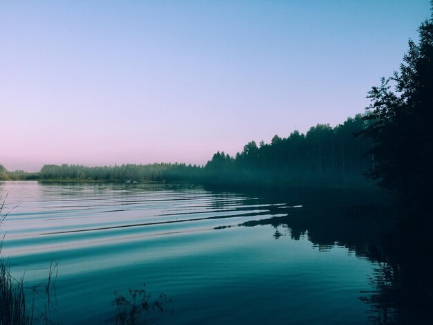 Vista panoramica del lago contro un cielo limpido