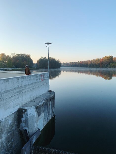 Vista panoramica del lago contro un cielo limpido