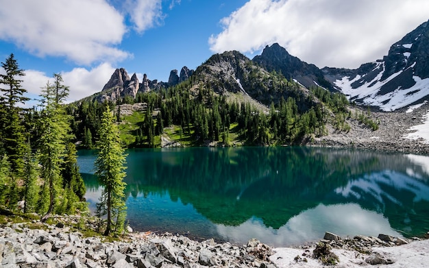 Vista panoramica del lago contro un cielo nuvoloso