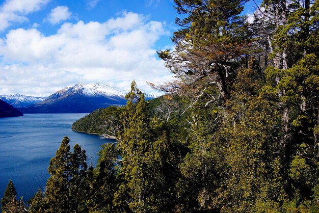 Vista panoramica del lago contro un cielo nuvoloso