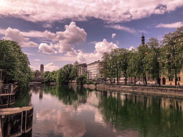 Vista panoramica del lago da edifici contro il cielo