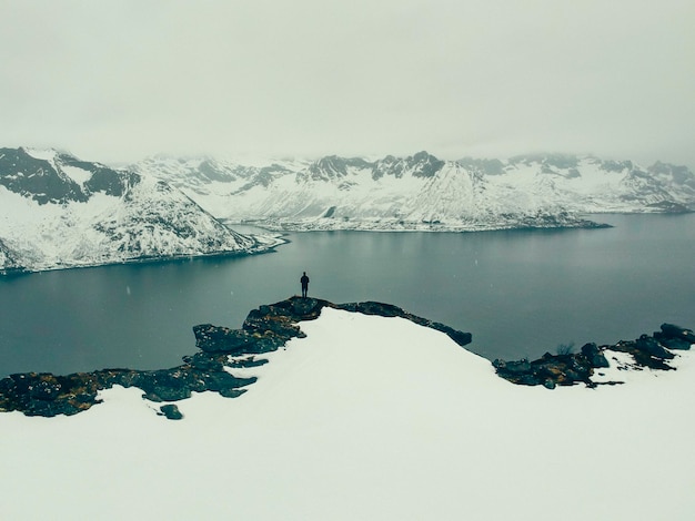 Vista panoramica del lago da montagne innevate contro il cielo