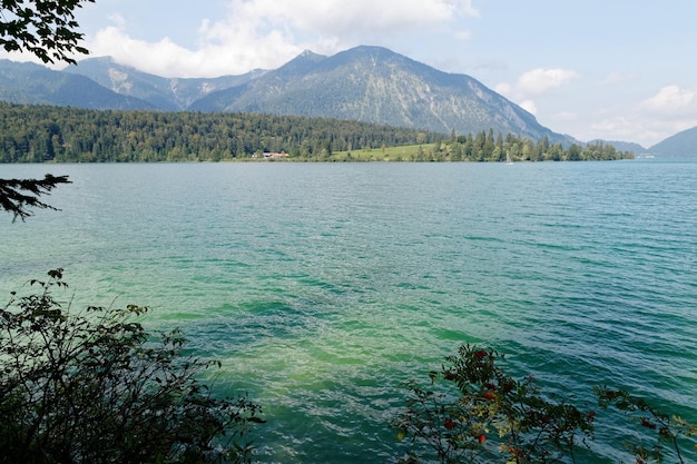 Vista panoramica del lago dalle montagne contro il cielo