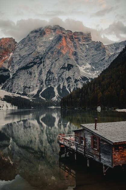 Vista panoramica del lago dalle montagne contro il cielo