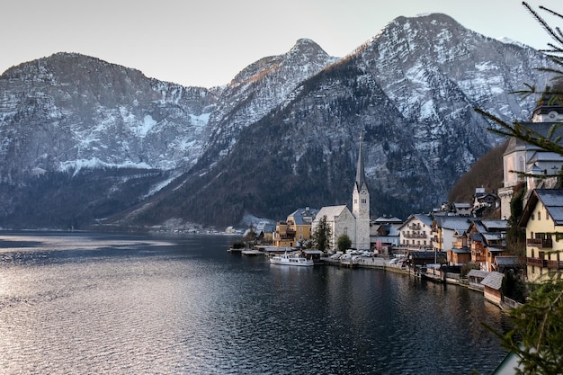 Vista panoramica del lago di Hallstatt dalla montagna durante l'inverno