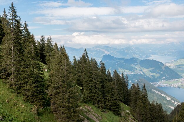 Vista panoramica del lago di Lucerna e della scena delle montagne nel Pilatus di Lucerna, Svizzera, Europa. Paesaggio estivo, tempo soleggiato, cielo azzurro drammatico e giornata di sole