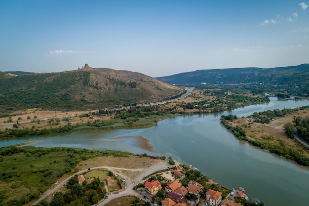 Vista panoramica del lago e delle montagne contro il cielo