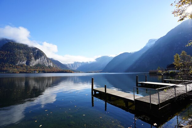 Vista panoramica del lago e delle montagne contro il cielo