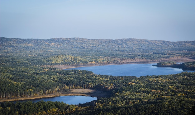 Vista panoramica del lago e delle montagne contro un cielo limpido
