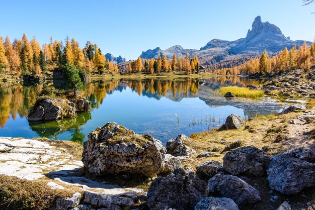 Vista panoramica del lago e delle montagne contro un cielo limpido