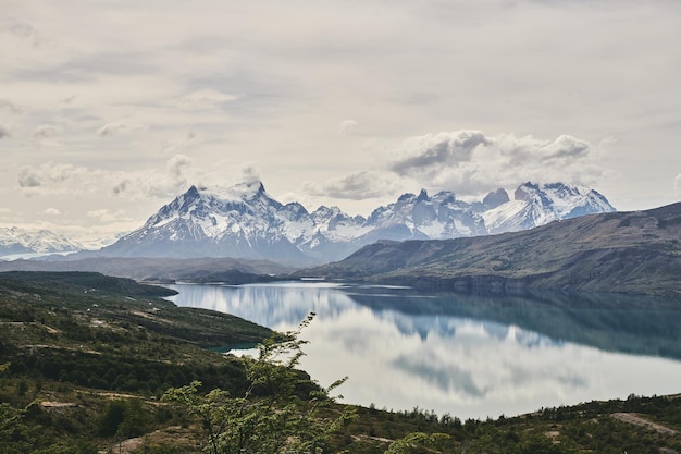 Vista panoramica del lago e delle montagne innevate contro il cielo