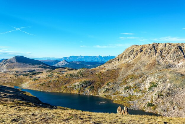 Vista panoramica del lago e delle montagne sul cielo blu