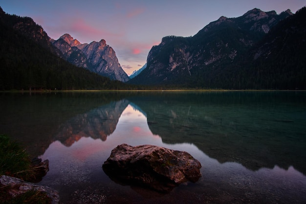 Vista panoramica del lago e delle montagne sul cielo durante il tramonto