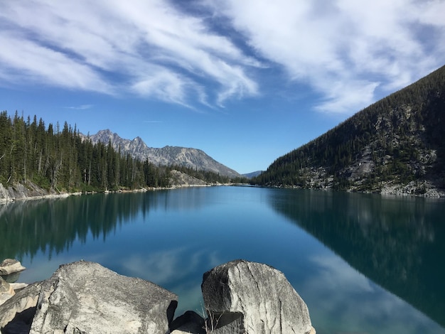 Vista panoramica del lago e delle montagne sul cielo