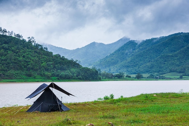 Vista panoramica del lago e delle montagne sul cielo