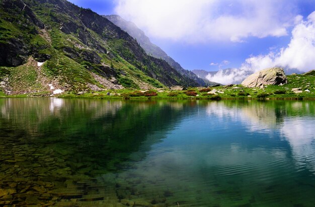 Vista panoramica del lago e delle montagne sul cielo