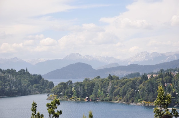 Vista panoramica del lago e delle montagne sul cielo