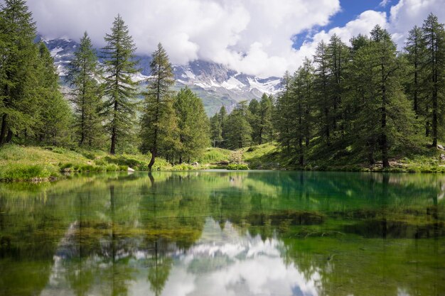 Vista panoramica del lago e delle montagne sul cielo