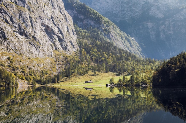 Vista panoramica del lago e delle montagne