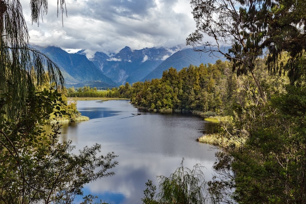 Vista panoramica del lago Matheson in Nuova Zelanda in estate