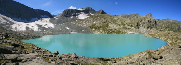 Vista panoramica del lago nei monti Altai in una giornata estiva