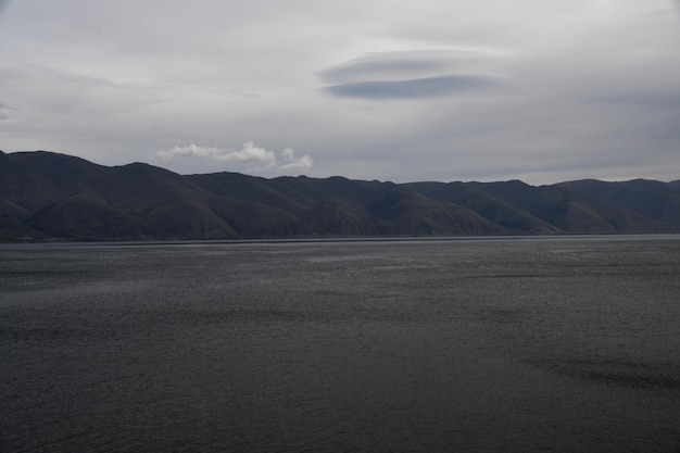 Vista panoramica del Lago Sevan. Nubi sul lago prima di un temporale.