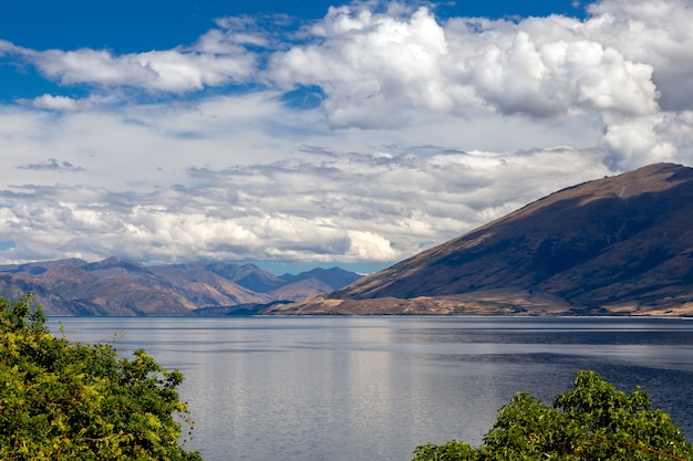Vista panoramica del lago Wanaka in estate